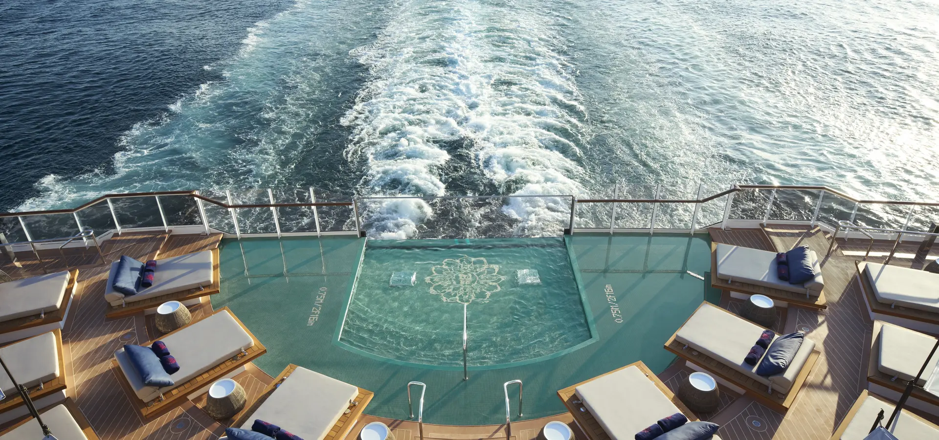 Avila Reizen cruises EXPLORA I ASTERN POOL 01